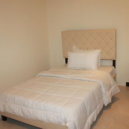 Al Hamra Plaza Apartman Manáma Szoba fotó