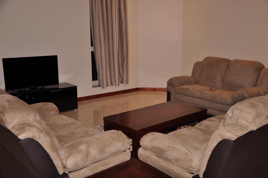 Al Hamra Plaza Apartman Manáma Szoba fotó