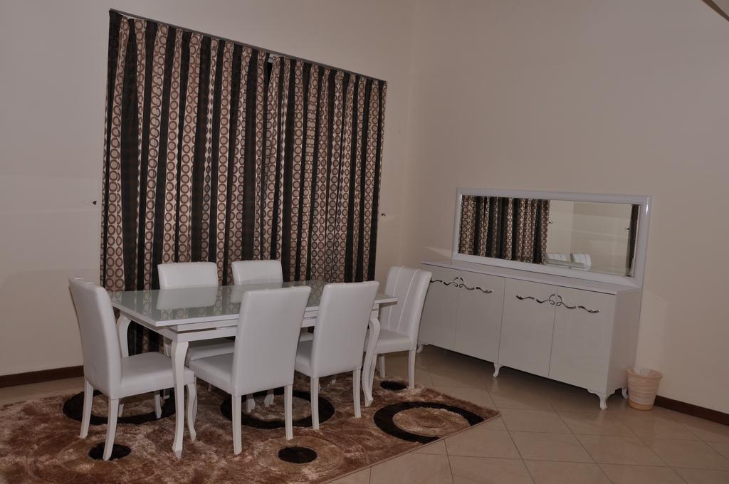 Al Hamra Plaza Apartman Manáma Szoba fotó