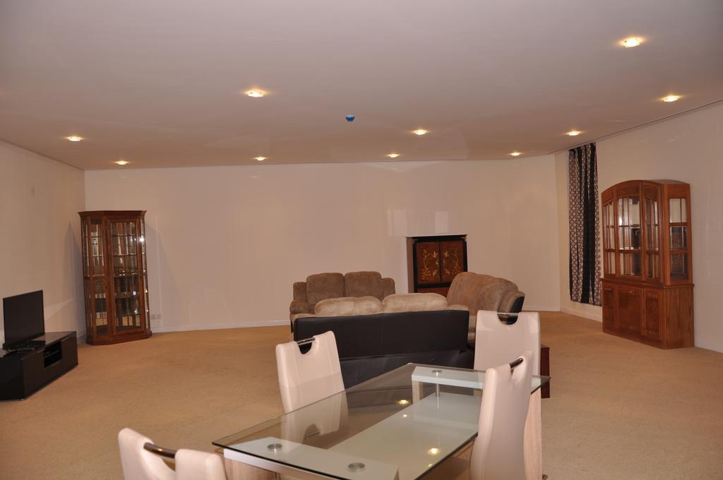 Al Hamra Plaza Apartman Manáma Szoba fotó
