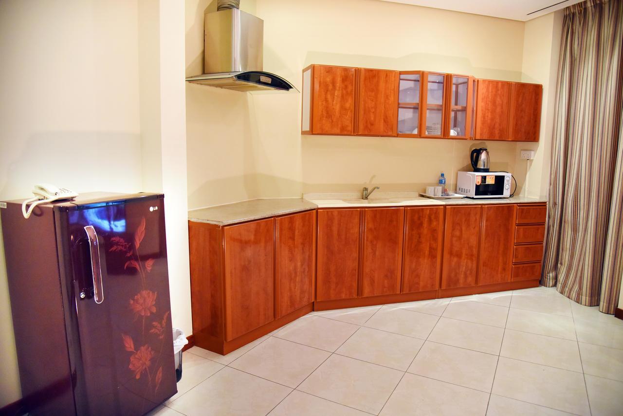 Al Hamra Plaza Apartman Manáma Szoba fotó