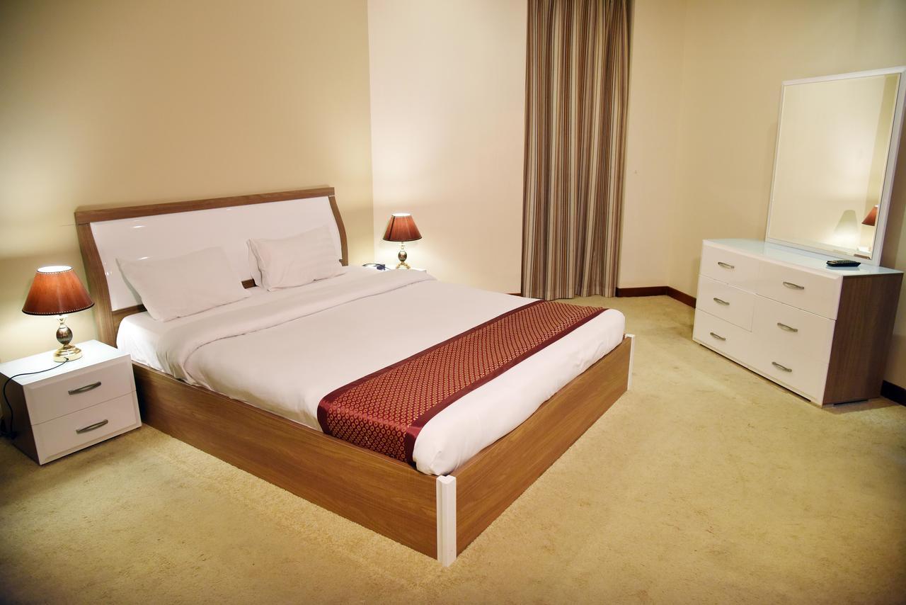 Al Hamra Plaza Apartman Manáma Szoba fotó