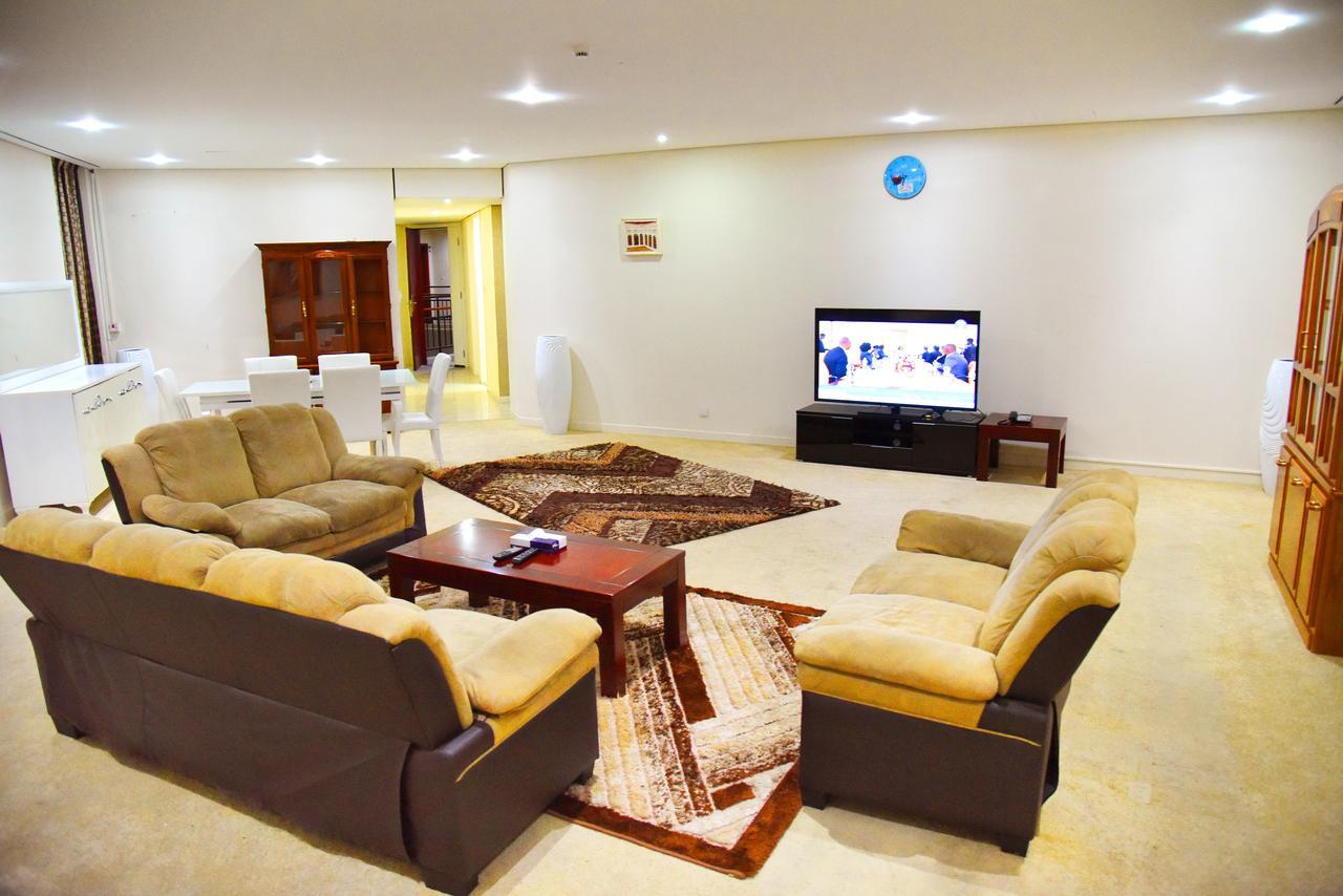 Al Hamra Plaza Apartman Manáma Szoba fotó